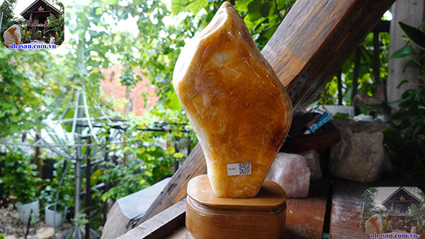 Trụ đá thạch anh bông vàng Trụ đá thạch anh bông vàng