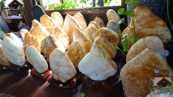 Trụ đá thạch anh bông vàng Trụ đá thạch anh bông vàng