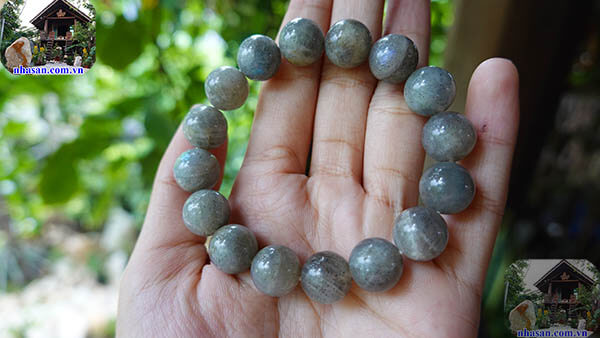 Vòng tay ánh lên màu sắc óng ánh rực rỡ Vòng tay ánh lên màu sắc óng ánh rực rỡ