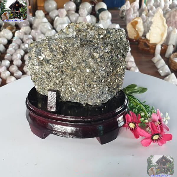 Trụ đá vàng găm trừ tà phong thủy Trụ đá vàng găm trừ tà phong thủy