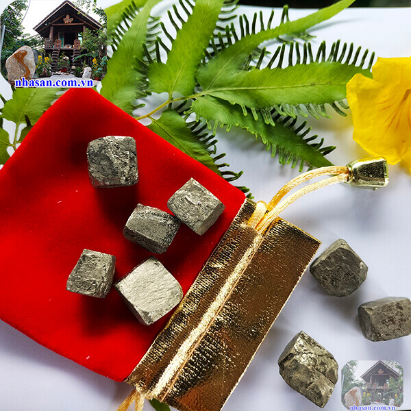 Đá vàng găm bỏ túi trừ tà Đá vàng găm bỏ túi trừ tà