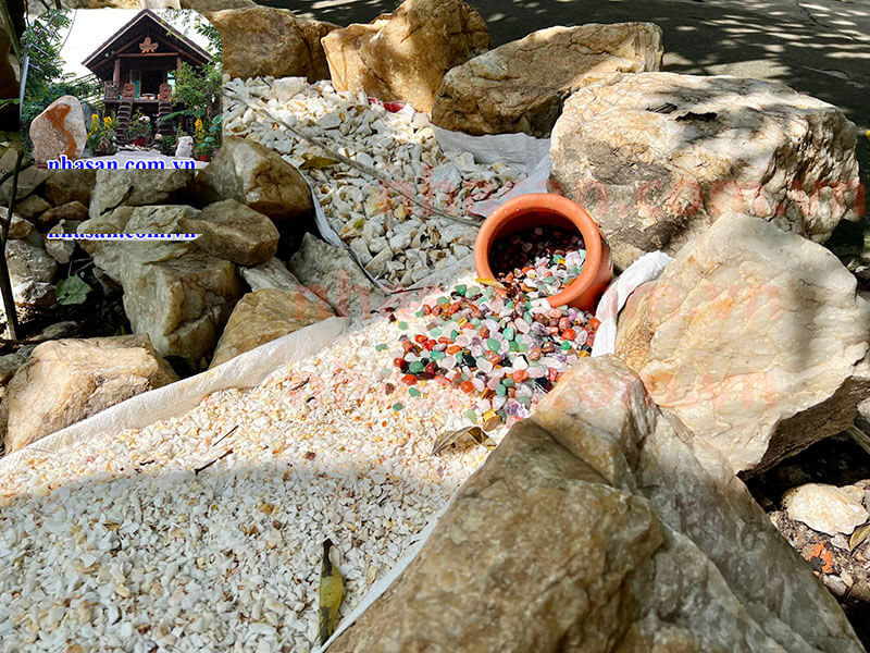 Dùng đá thạch anh ngũ sắc kết hợp dá thạch anh vụn nhỏ trang trí sân vườn