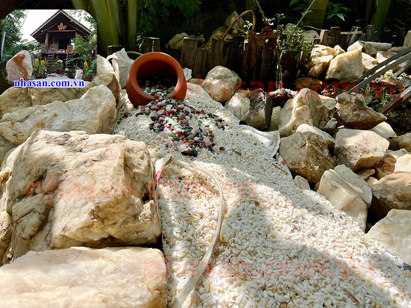 Ý tưởng đá thạch anh vụn nhỏ trang trí sân vườn