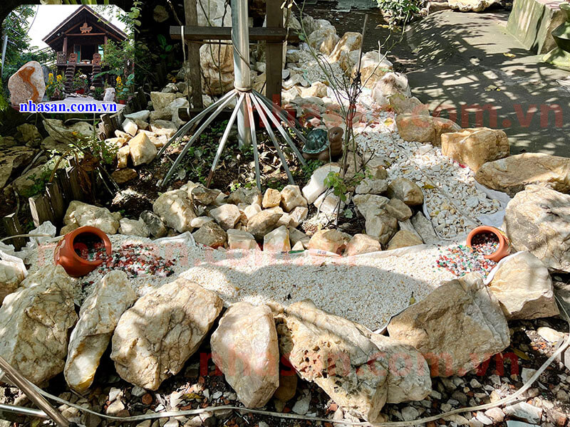 Ý tưởng dùng đá thạch anh thô vụn trang trí sân vườn - mẫu số 1