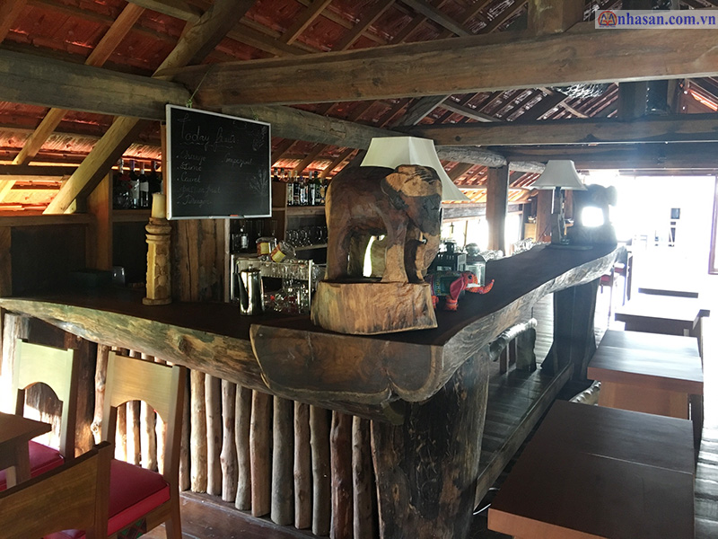 Nhâm nhi đồ uống ở quầy bar Lak Tented Camp