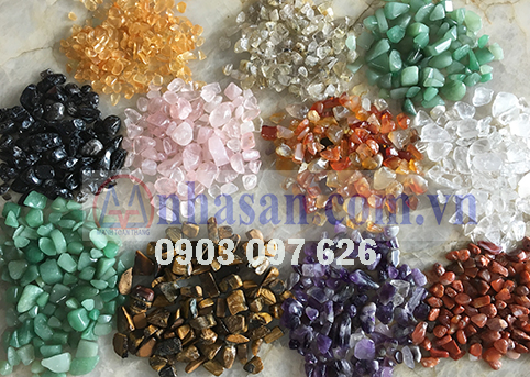 Five-colored quartz stones scattered the floor