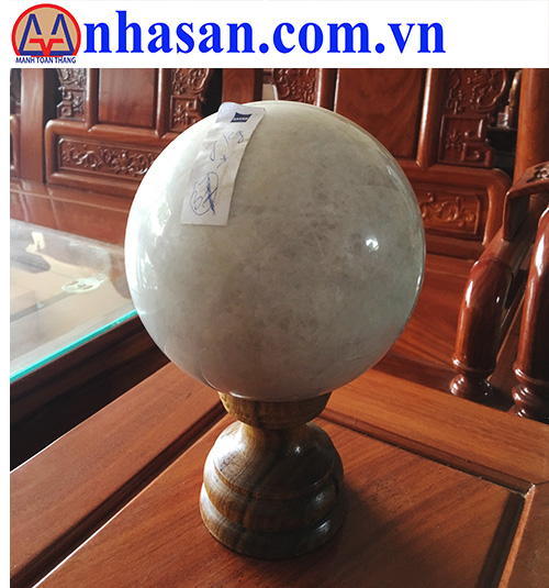 Image of a 16 kg quartz sphere