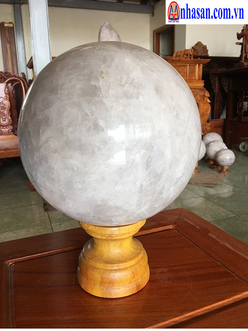 Image of the 22kg, d24cm quartz sphere