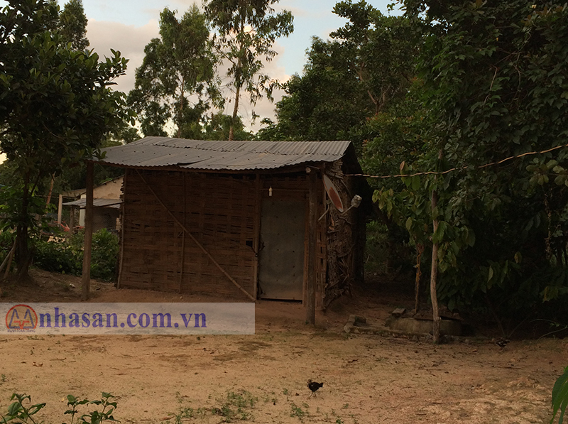 nhà bán kiên dân tộc tây nguyên tại Hồ Lăk