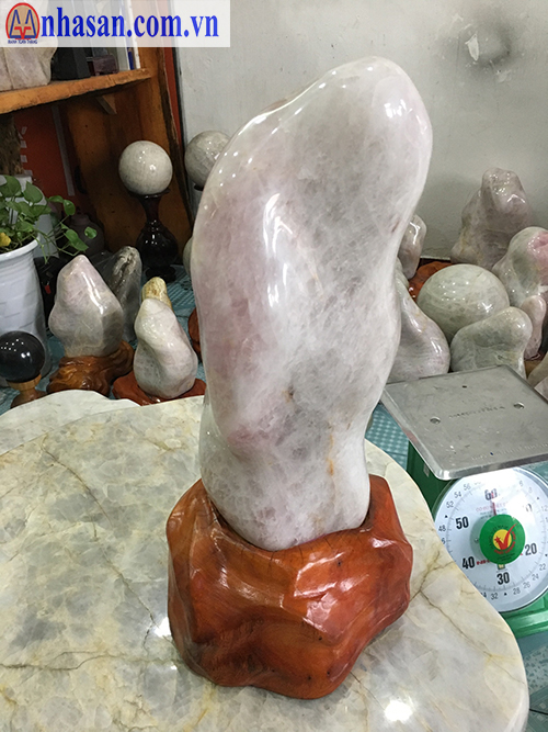 Pink-white quartz pillar T-3.4