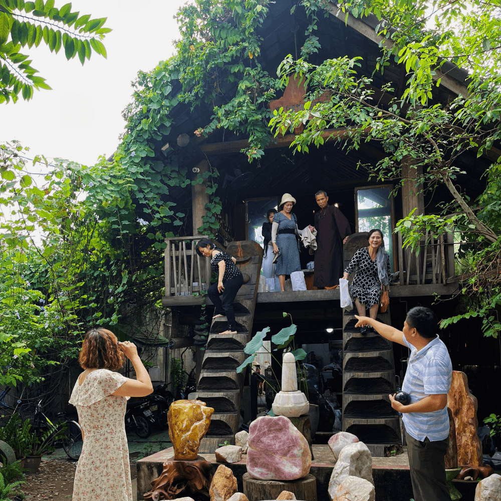 Khách hàng đến Nhà Sàn Tây Nguyên