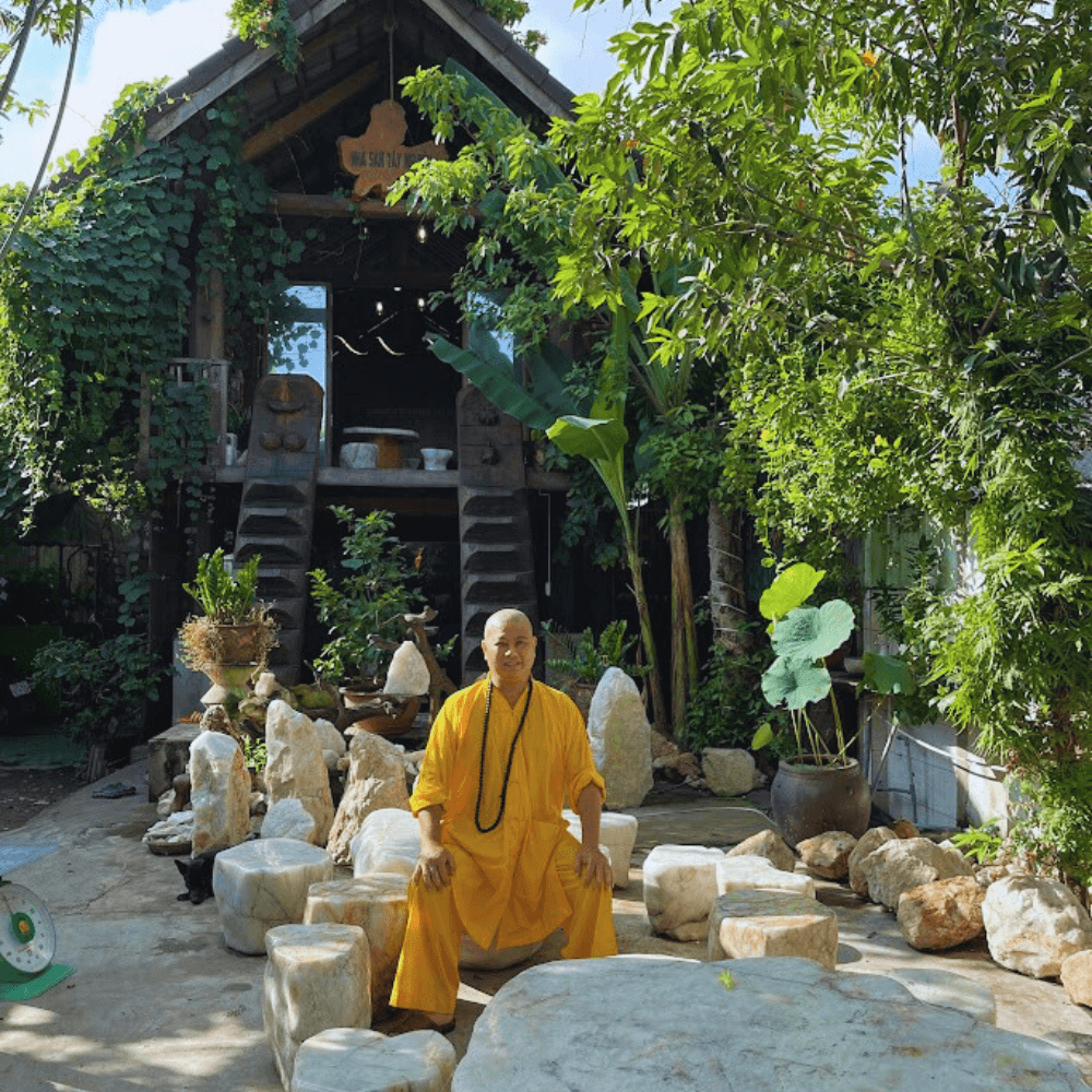 Khách hàng đến Nhà Sàn Tây Nguyên