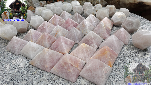 Kim tự tháp phong thủy để xe ô tô tự nhiên Kim tự tháp phong thủy để xe ô tô tự nhiên