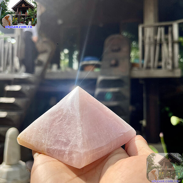 Kim tự tháp đá thạch anh hồng Kim tự tháp đá thạch anh hồng