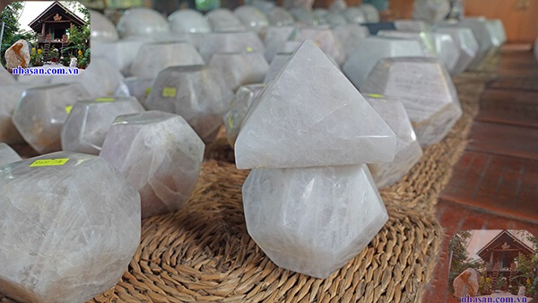 Kim tự tháp và quả cầu đá thạch anh trắng tự nhiên Kim tự tháp và quả cầu đá thạch anh trắng tự nhiên