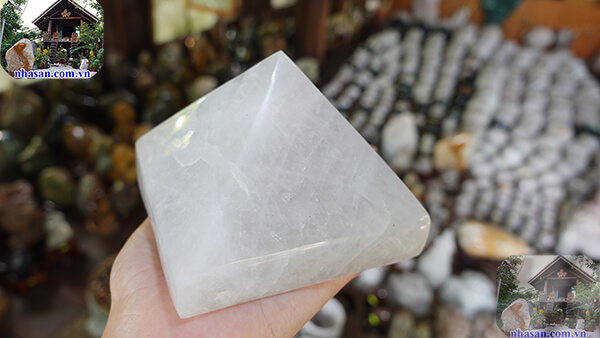 Kim tự tháp thạch anh trắng phong thủy Kim tự tháp thạch anh trắng phong thủy