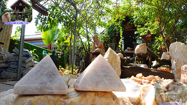 Kim tự tháp thạch anh tự nhiên giúp chiêu tài lộc Kim tự tháp thạch anh tự nhiên giúp chiêu tài lộc