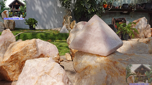 Kim tự tháp đá thạch anh hồng tự nhiên Kim tự tháp đá thạch anh hồng tự nhiên
