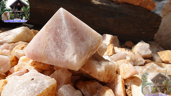 Nên đặt kim tự tháp ở gần nơi bạn thường xuyên có mặt Nên đặt kim tự tháp ở gần nơi bạn thường xuyên có mặt