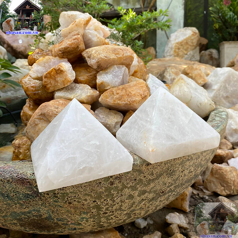 Đá thạch anh kim tự tháp là biểu tượng của sự thịnh vượng Đá thạch anh kim tự tháp là biểu tượng của sự thịnh vượng