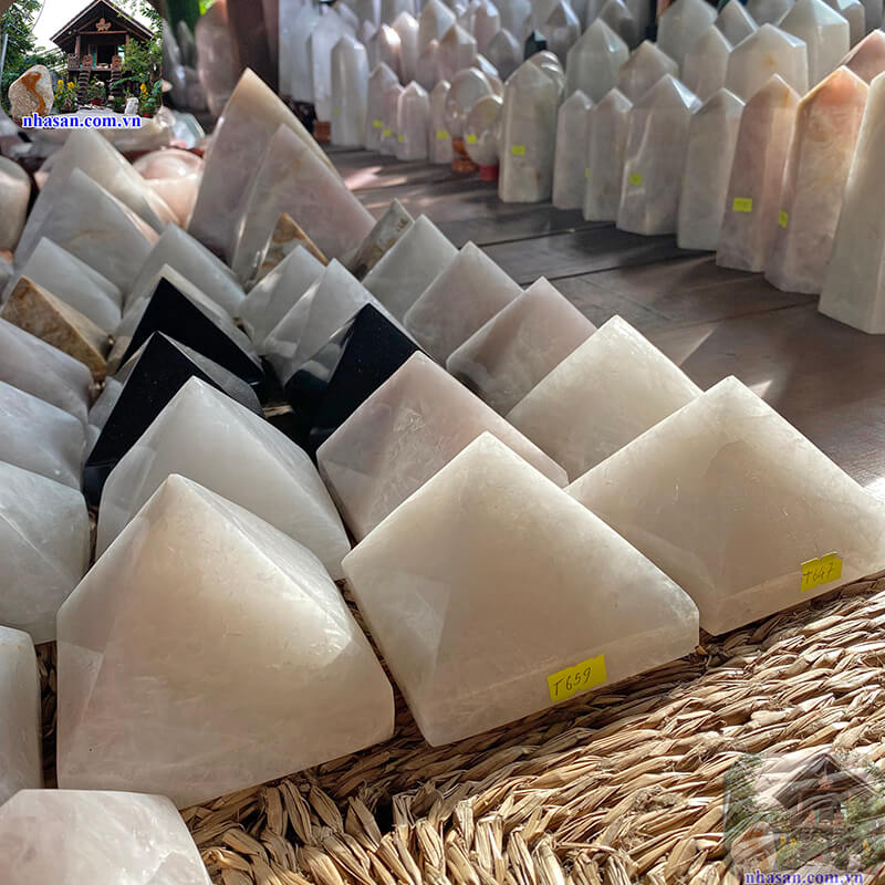 Kim tự tháp thạch anh là cầu nối con người với năng lượng thiên nhiên Kim tự tháp thạch anh là cầu nối con người với năng lượng thiên nhiên