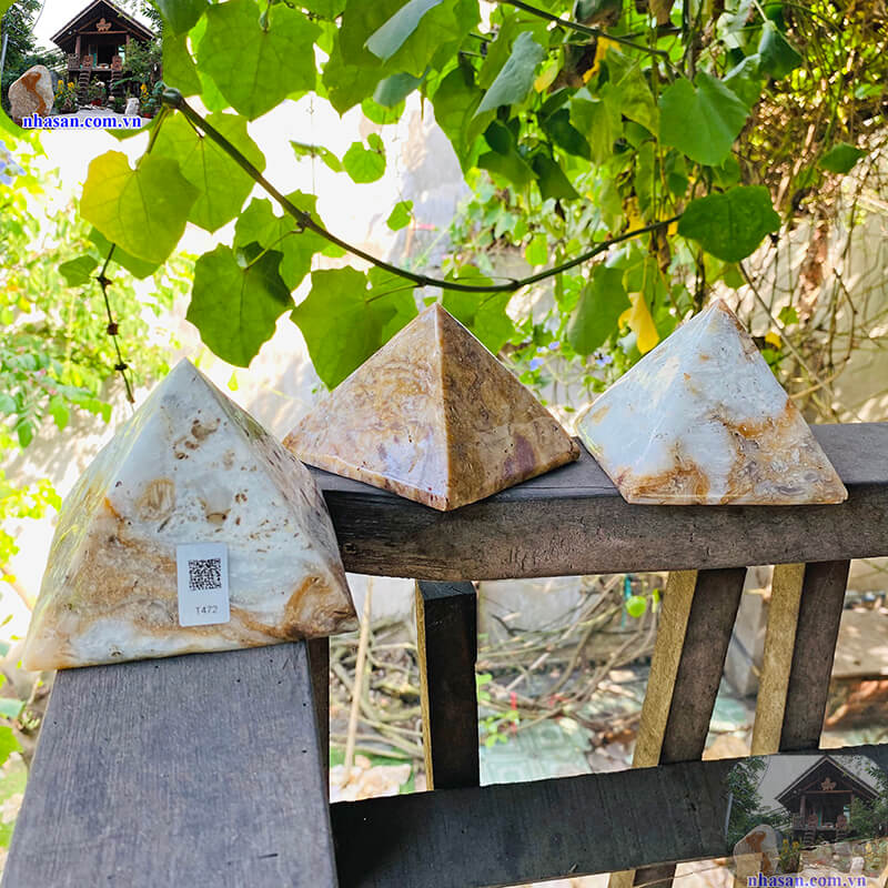 Kim tự tháp đá mã não để bàn, xe ô tô, thiền định Kim tự tháp đá mã não để bàn, xe ô tô, thiền định