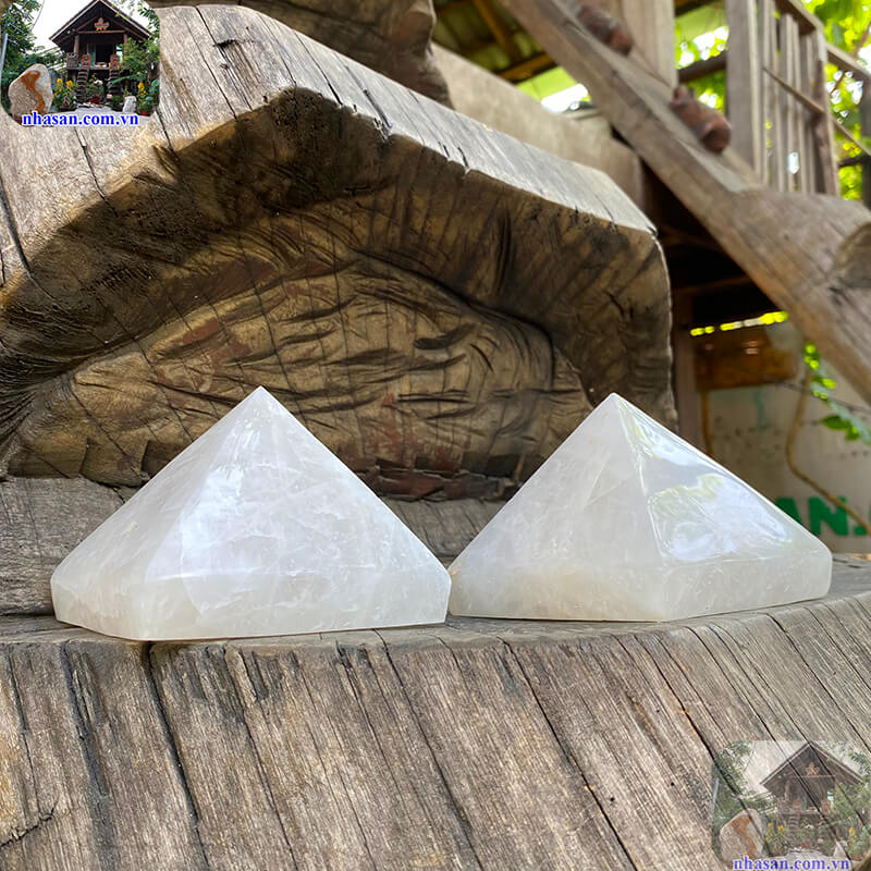Kim tự tháp đá thạch anh trắng là biểu tượng của sự thanh lọc Kim tự tháp đá thạch anh trắng là biểu tượng của sự thanh lọc