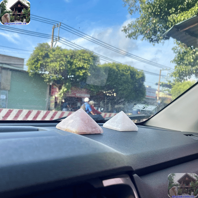 Kim tự tháp thạch anh trắng nhỏ để đặt trên taplo xe ô tô Kim tự tháp thạch anh trắng nhỏ để đặt trên taplo xe ô tô