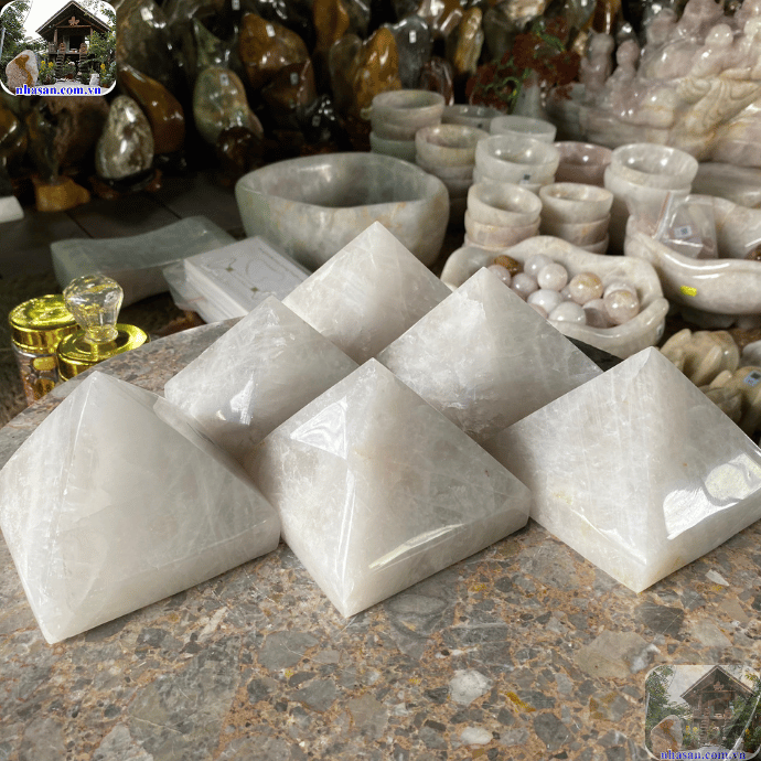 Nhà Sàn Tây Nguyên là đơn vị cung cấp kim tự tháp đá thạch anh tự nhiên 100% Nhà Sàn Tây Nguyên là đơn vị cung cấp kim tự tháp đá thạch anh tự nhiên 100%