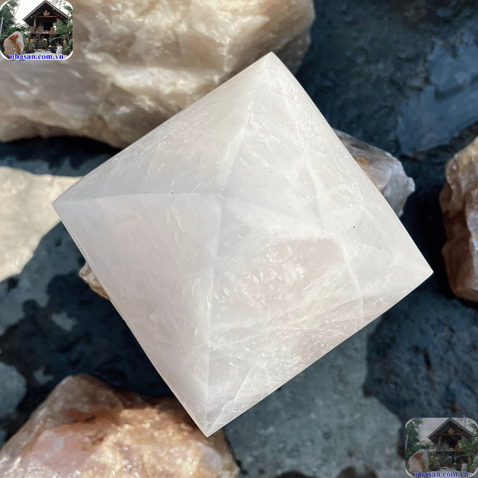 Đỉnh của kim tự tháp được xem là vị trí khuếch đại năng lượng Đỉnh của kim tự tháp được xem là vị trí khuếch đại năng lượng