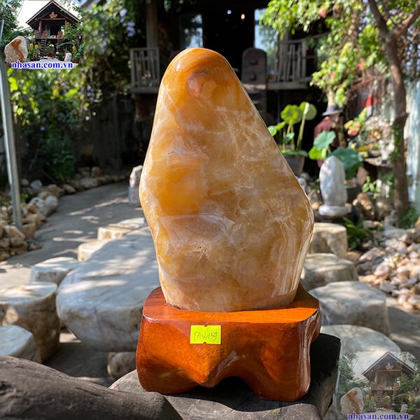 Chú ý đến màu sắc, độ trong suốt, và các đặc điểm khác của đá Chú ý đến màu sắc, độ trong suốt, và các đặc điểm khác của đá