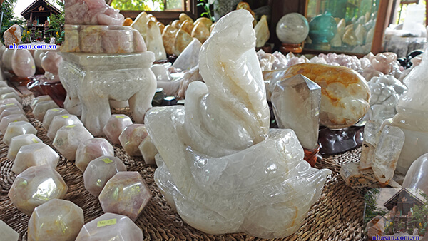 Tượng Rắn ngậm ngọc thạch anh trắng Tượng Rắn ngậm ngọc thạch anh trắng