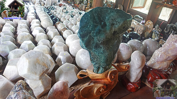 Trụ đá canxedon xanh - màu tự nhiên của tạo hóa Trụ đá canxedon xanh - màu tự nhiên của tạo hóa