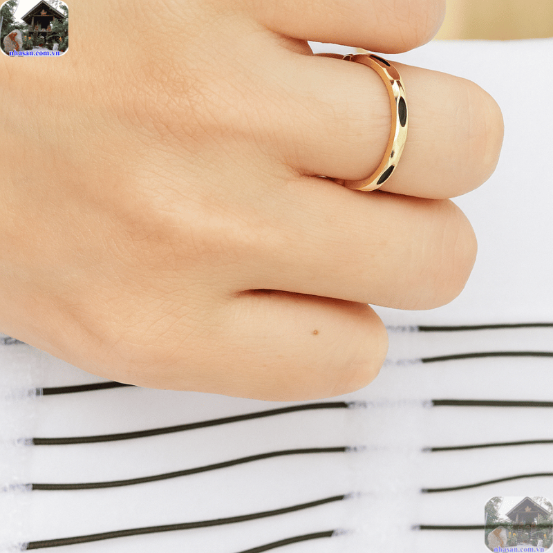 hẫn lông voi thường được làm từ vàng, bạc hoặc bạch kim, lồng một sợi lông đuôi voi bên trong hẫn lông voi thường được làm từ vàng, bạc hoặc bạch kim, lồng một sợi lông đuôi voi bên trong