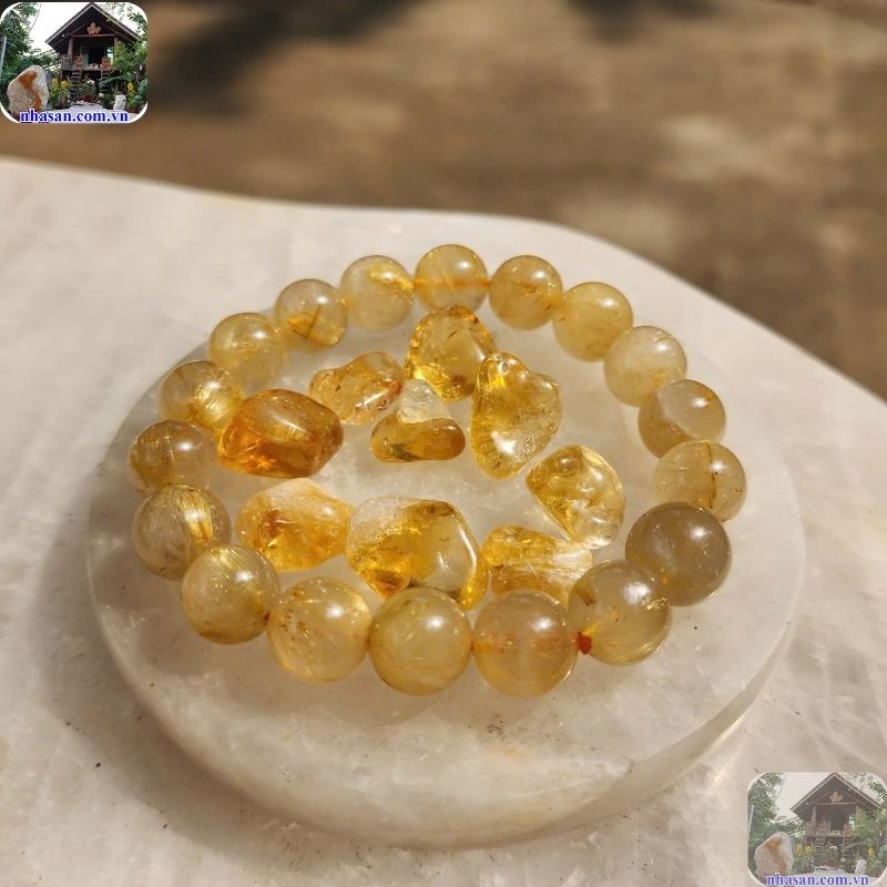 Vòng trì chú là những loại vòng đeo tay đã trải qua quá trình tụng kinh, niệm chú Vòng trì chú là những loại vòng đeo tay đã trải qua quá trình tụng kinh, niệm chú