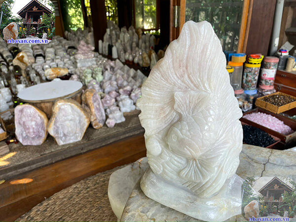 Gia chủ có thể đặt tượng tại phòng khách hoặc bàn làm việc Gia chủ có thể đặt tượng tại phòng khách hoặc bàn làm việc