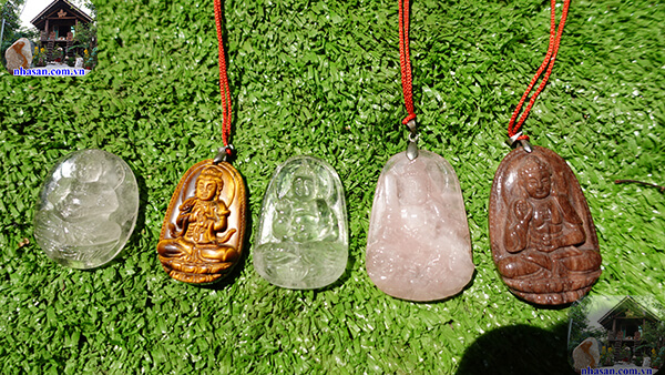 Mặt Phật bản mệnh được chế tác từ nhiều chất ;liệu khác nhau Mặt Phật bản mệnh được chế tác từ nhiều chất ;liệu khác nhau