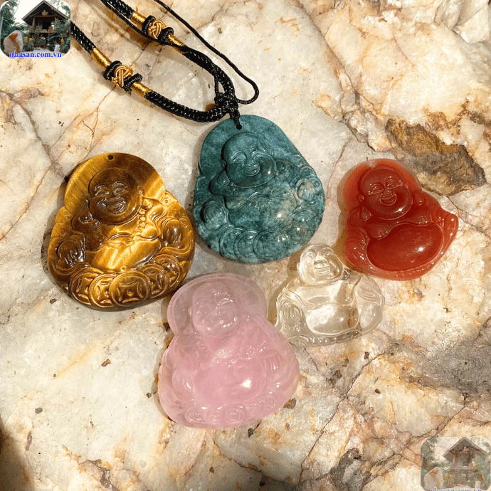 Phật Di Lặc (hay còn gọi là Phật Cười) là hiện thân của sự an lạc, viên mãn và từ bi Phật Di Lặc (hay còn gọi là Phật Cười) là hiện thân của sự an lạc, viên mãn và từ bi