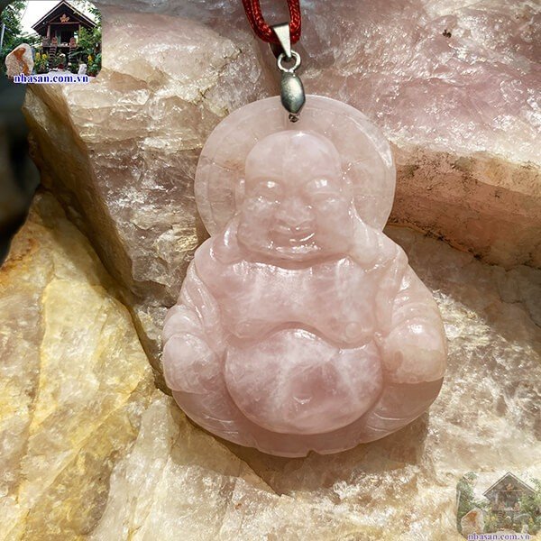 Mặt dây chuyền được chạm khắc từ đá thạch anh hồng Mặt dây chuyền được chạm khắc từ đá thạch anh hồng
