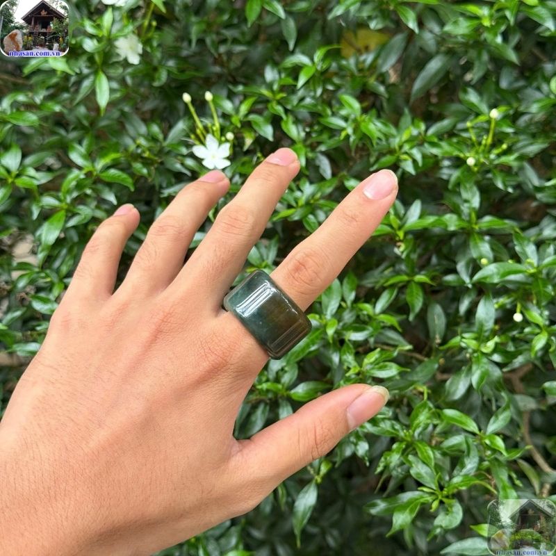 Khi đeo một chiếc nhẫn phong thủy mệnh Kim, viên đá sẽ đóng vai trò như một bộ lọc năng lượng Khi đeo một chiếc nhẫn phong thủy mệnh Kim, viên đá sẽ đóng vai trò như một bộ lọc năng lượng