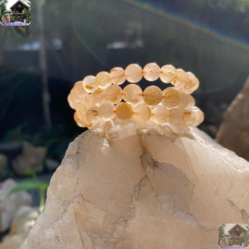 Thạch anh tóc vàng tỏa ra vầng hào quang rực rỡ, giúp kích hoạt luân xa Thái Dương Thạch anh tóc vàng tỏa ra vầng hào quang rực rỡ, giúp kích hoạt luân xa Thái Dương