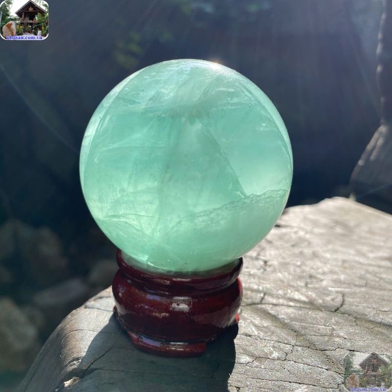 Đặt một quả cầu đá Fluorite xanh để không gian làm việc luôn ngập tràn sinh khí Đặt một quả cầu đá Fluorite xanh để không gian làm việc luôn ngập tràn sinh khí