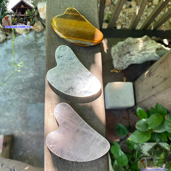 Được chế tác từ các loại đá tự nhiên Được chế tác từ các loại đá tự nhiên