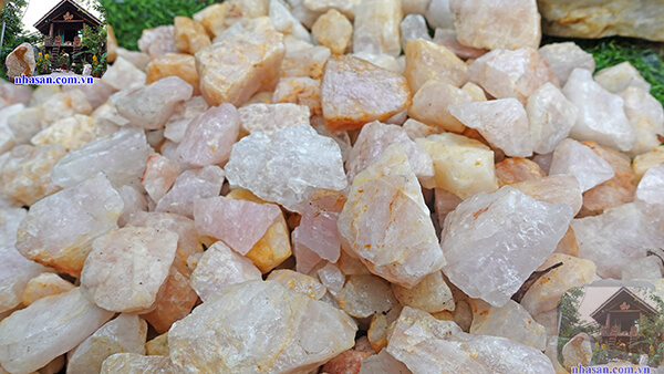 Đá thạch anh vụn được dùng để rải nền, móng nhà trấn trạch Đá thạch anh vụn được dùng để rải nền, móng nhà trấn trạch