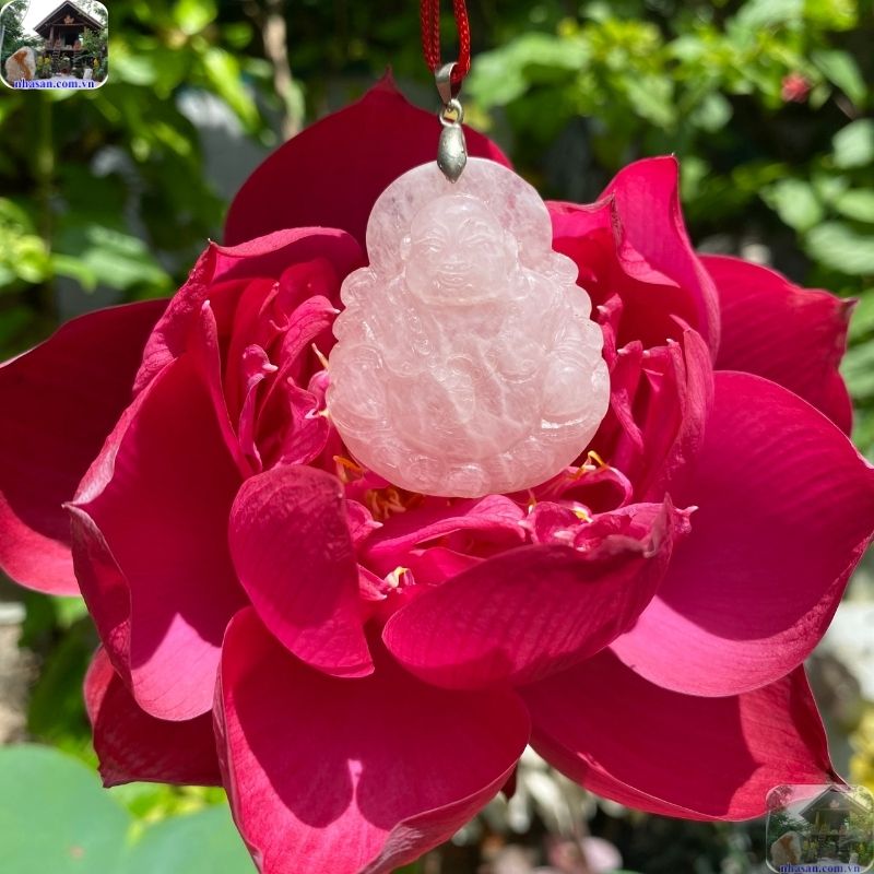 Nữ đeo Di Lặc giúp mang lại may mắn, giữ năng lượng tích cực Nữ đeo Di Lặc giúp mang lại may mắn, giữ năng lượng tích cực