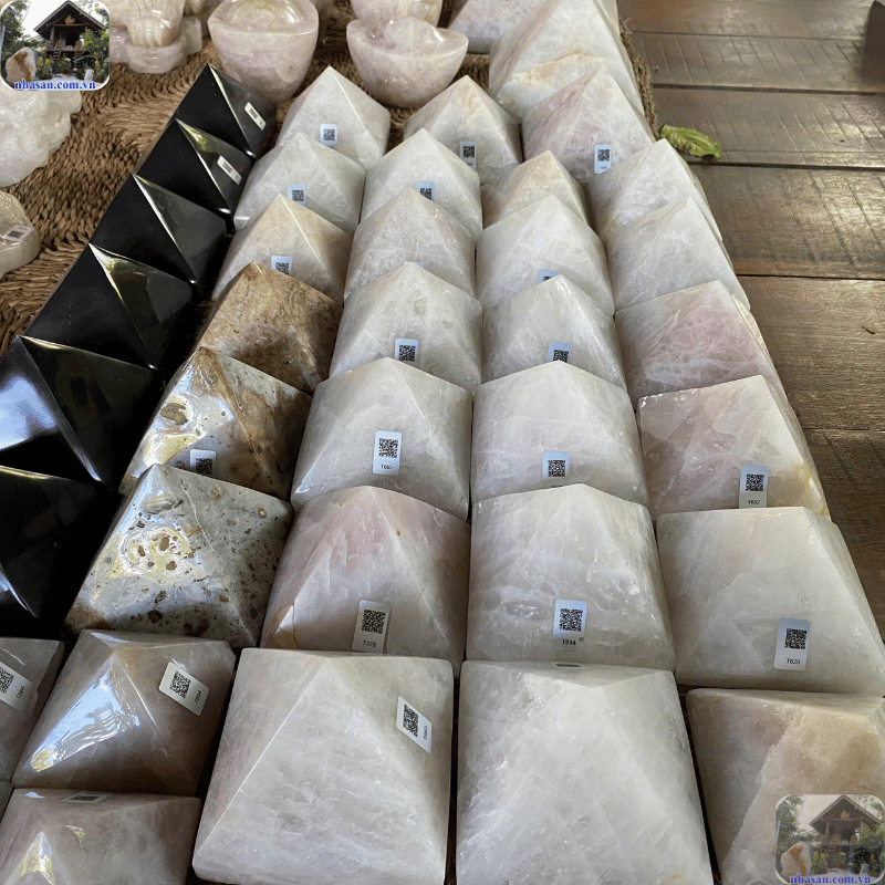 Kích thước kim tự tháp nên phù hợp với diện tích căn phòng Kích thước kim tự tháp nên phù hợp với diện tích căn phòng