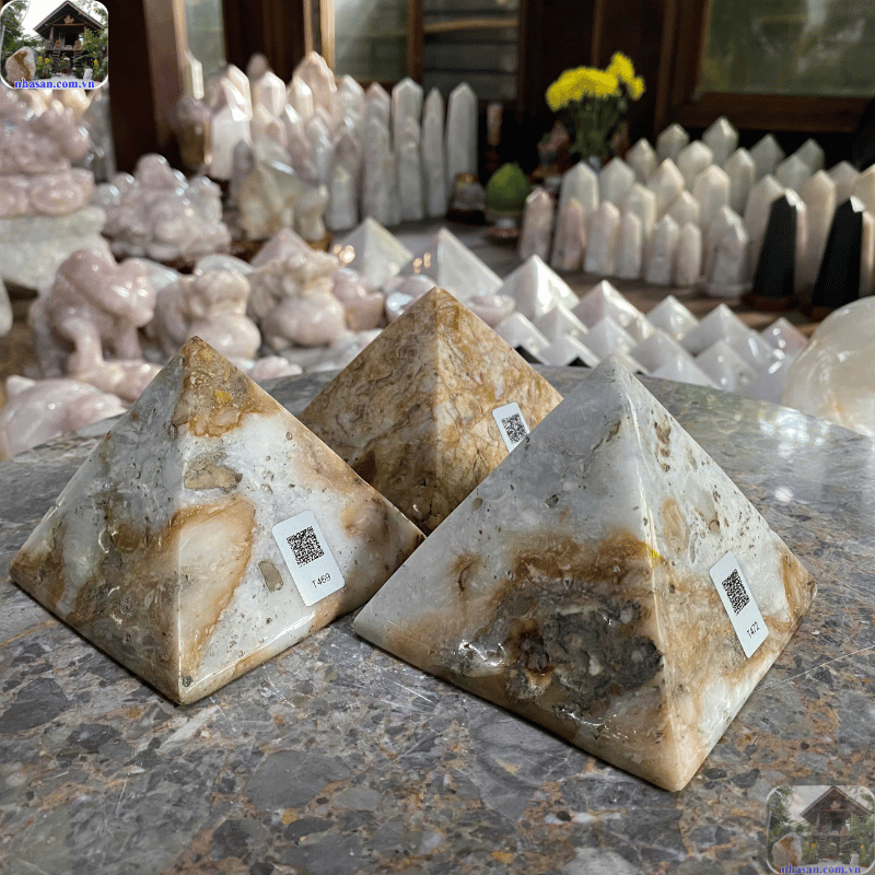 Người ta tin rằng, kim tự tháp được đặt đúng vị trí có thể thu hút vượng khí, cải thiện sức khỏe Người ta tin rằng, kim tự tháp được đặt đúng vị trí có thể thu hút vượng khí, cải thiện sức khỏe