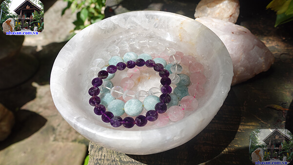 Làm sạch đá bằng nước tinh khiết hoặc muối loãng Làm sạch đá bằng nước tinh khiết hoặc muối loãng