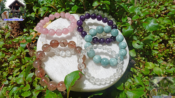 Nạp năng lượng cho vòng phong thủy dưới ánh nắng dịu nhẹ Nạp năng lượng cho vòng phong thủy dưới ánh nắng dịu nhẹ