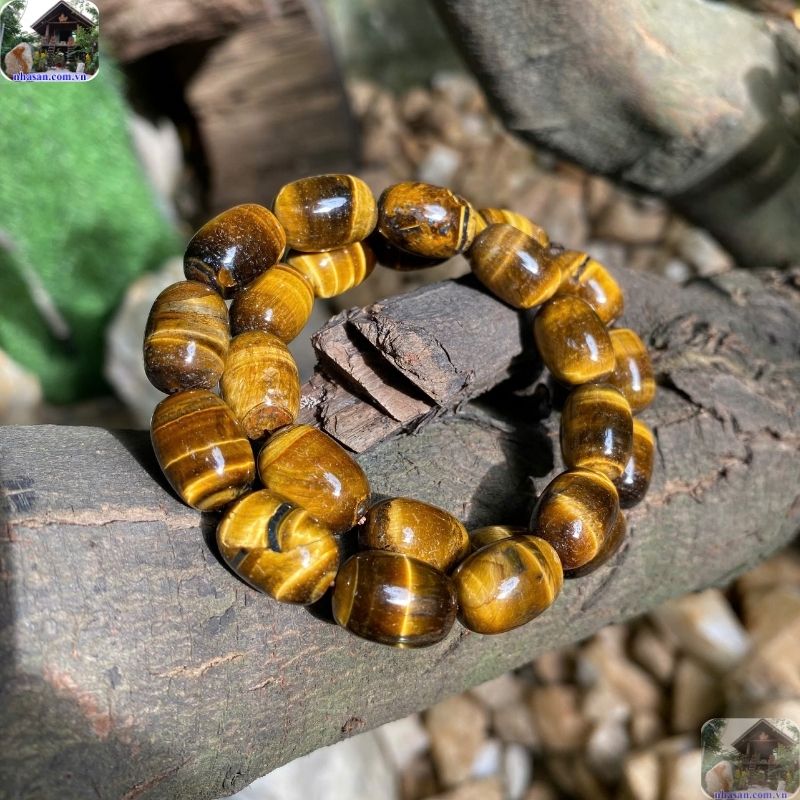 Lu thống (hay còn được biết đến với tên gọi hạt Dzi trong văn hóa Tây Tạng cổ đại) mang hình dáng vô cùng đặc trưng Lu thống (hay còn được biết đến với tên gọi hạt Dzi trong văn hóa Tây Tạng cổ đại) mang hình dáng vô cùng đặc trưng